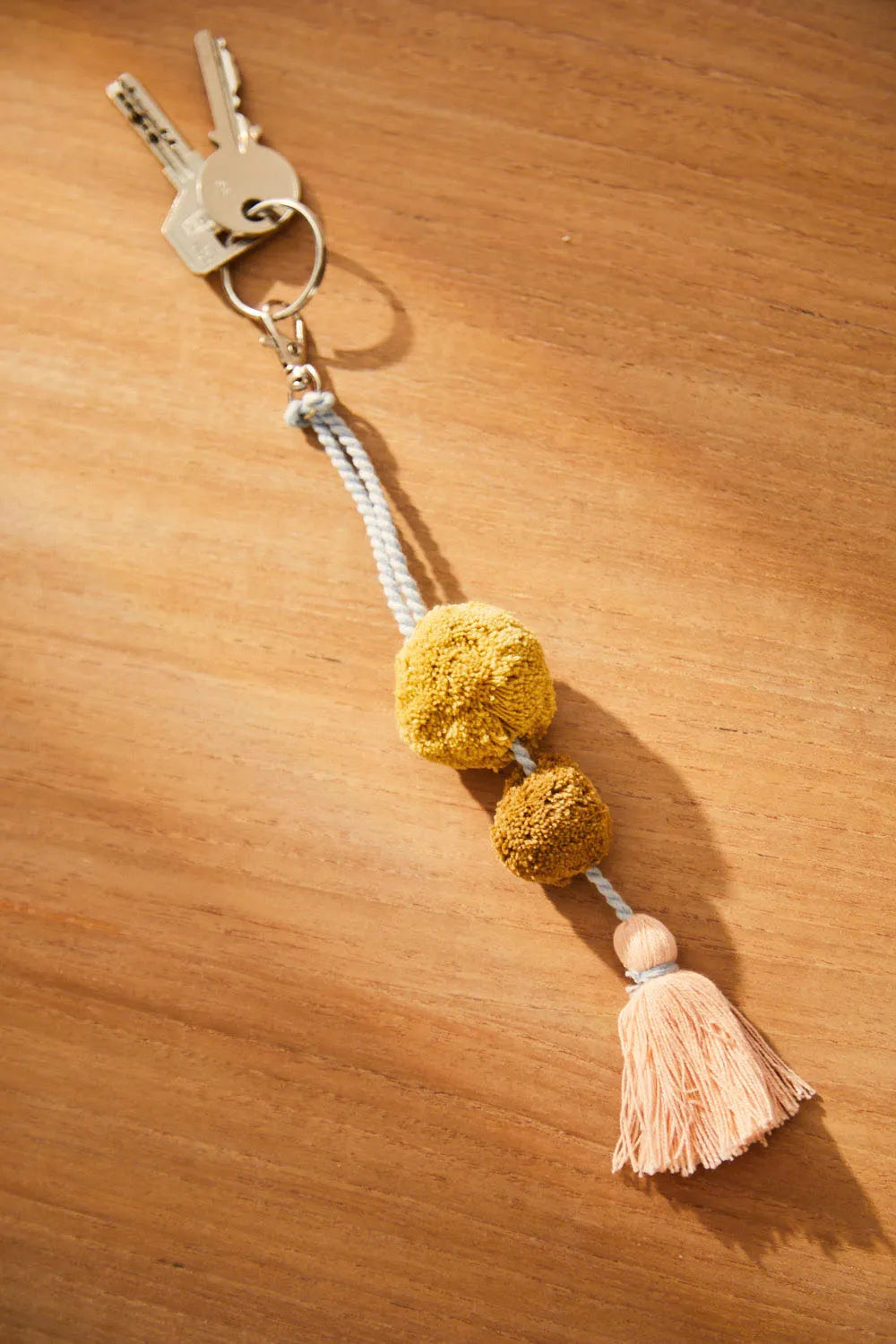 Llavero pompones salmón Canicas-Calma House