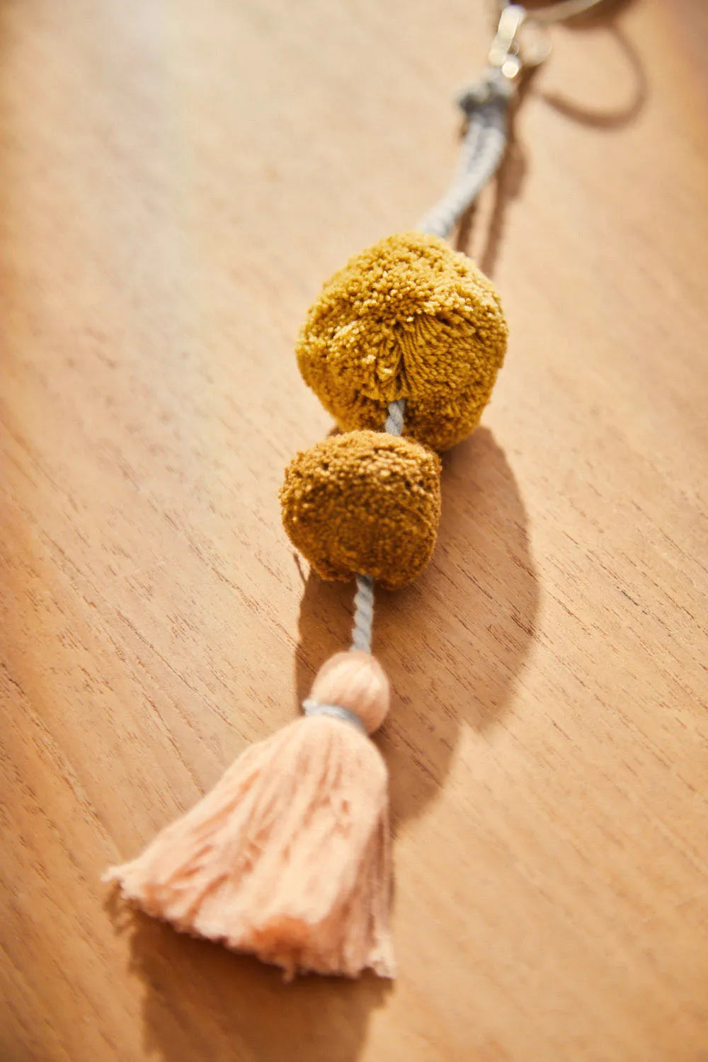 Llavero pompones salmón Canicas-Calma House