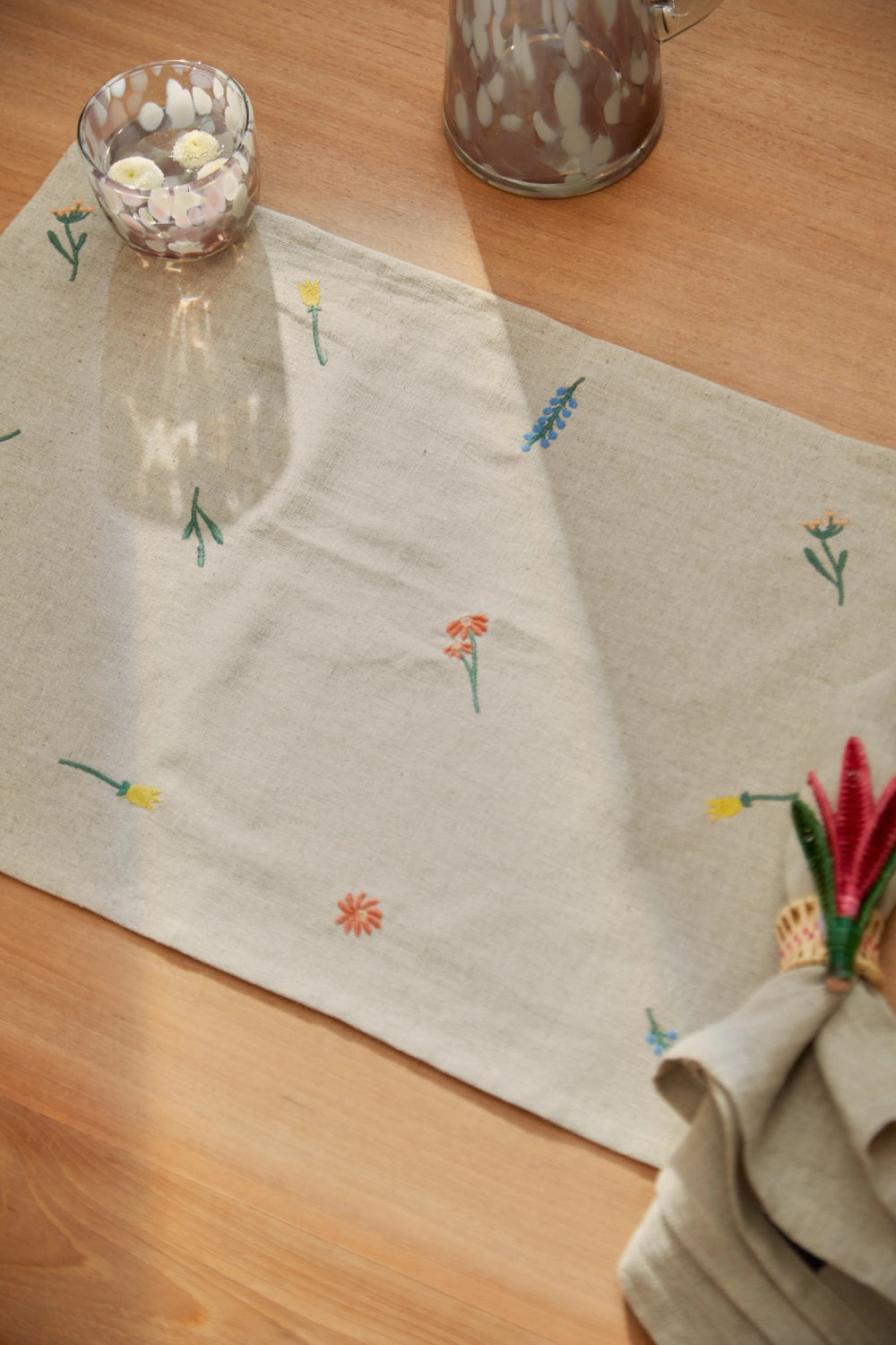 Mantel individual de lino crudo bordado Spring-Calma House