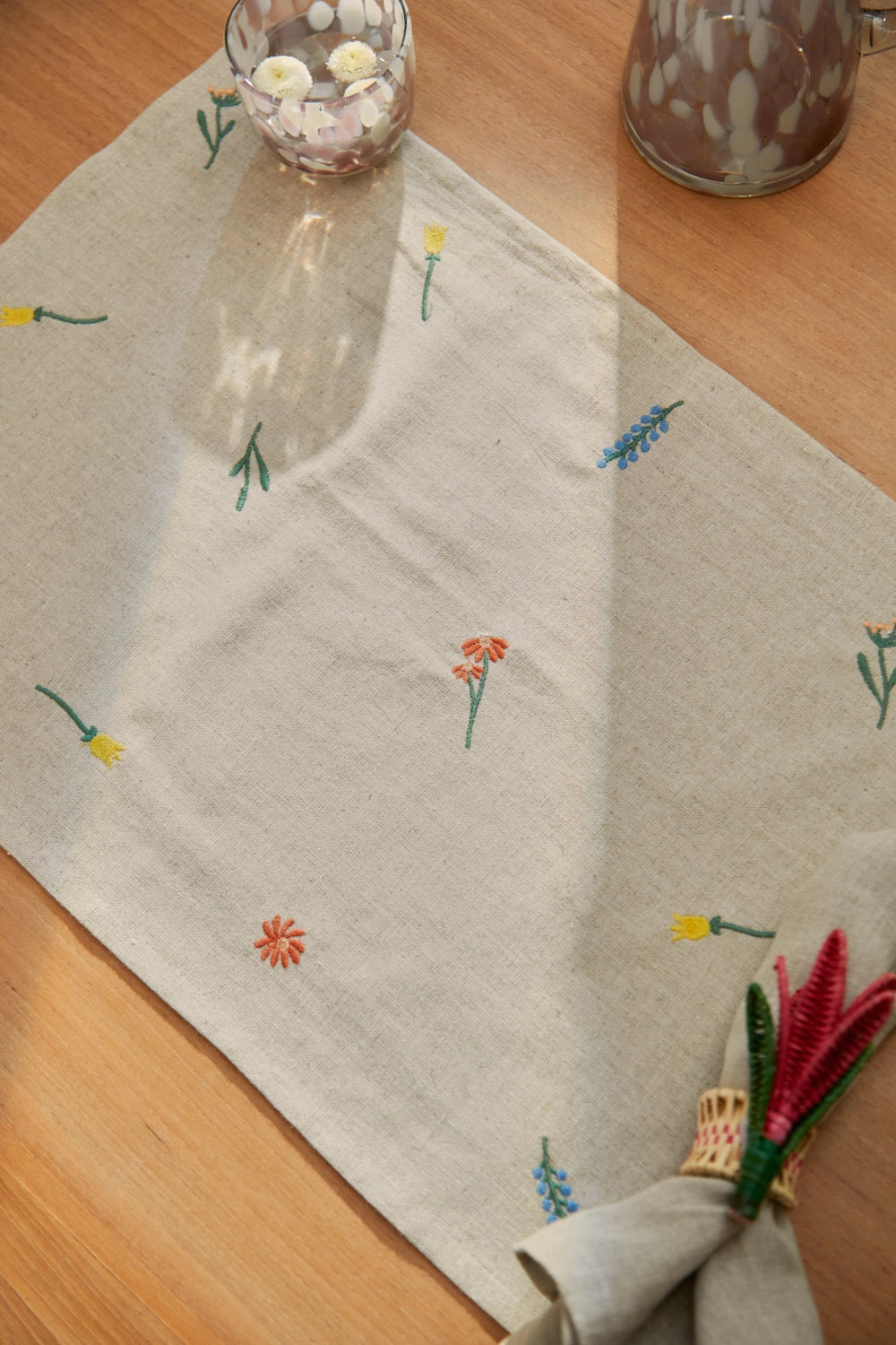 Mantel individual de lino crudo bordado Spring-Calma House