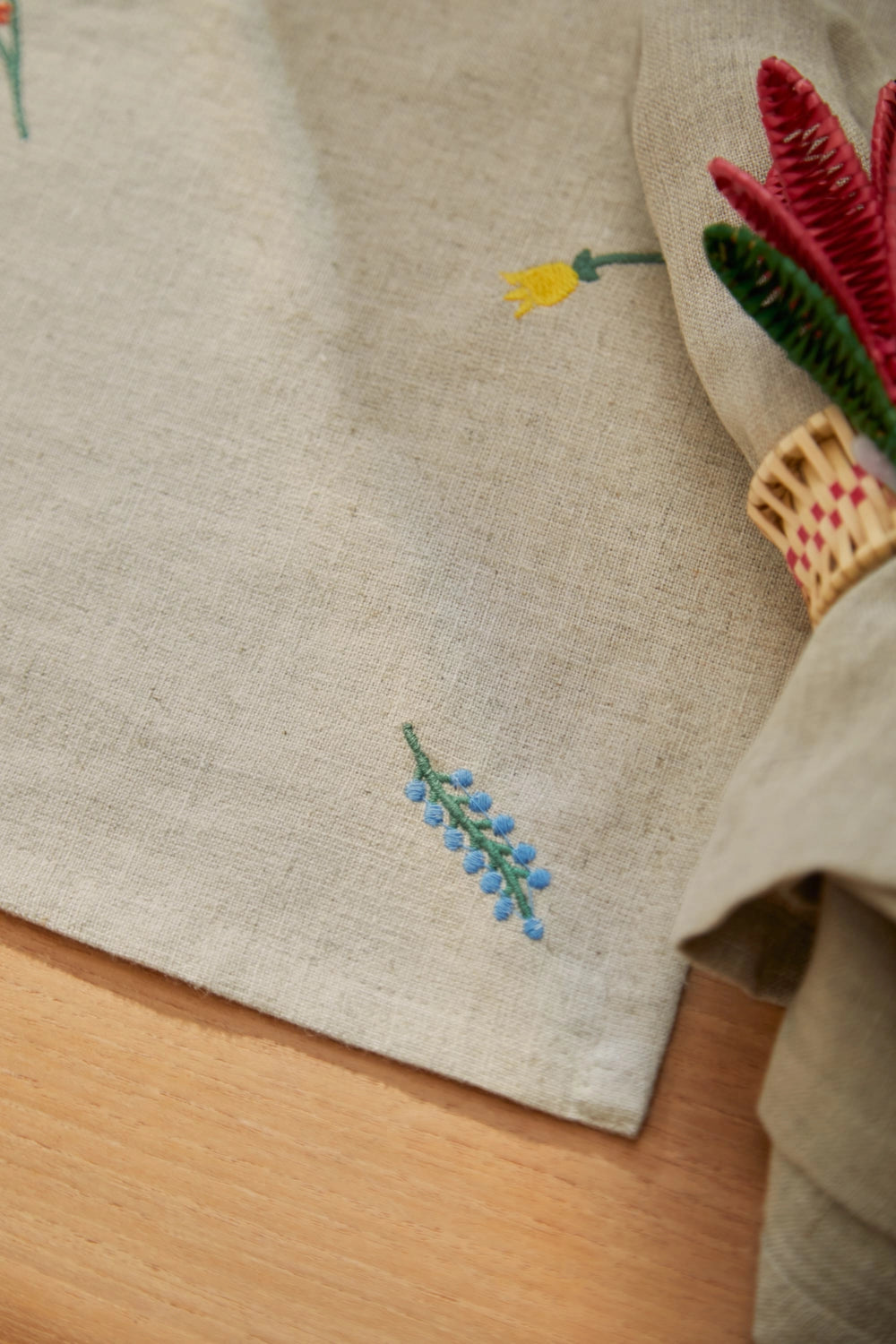 Mantel individual de lino crudo bordado Spring-Calma House