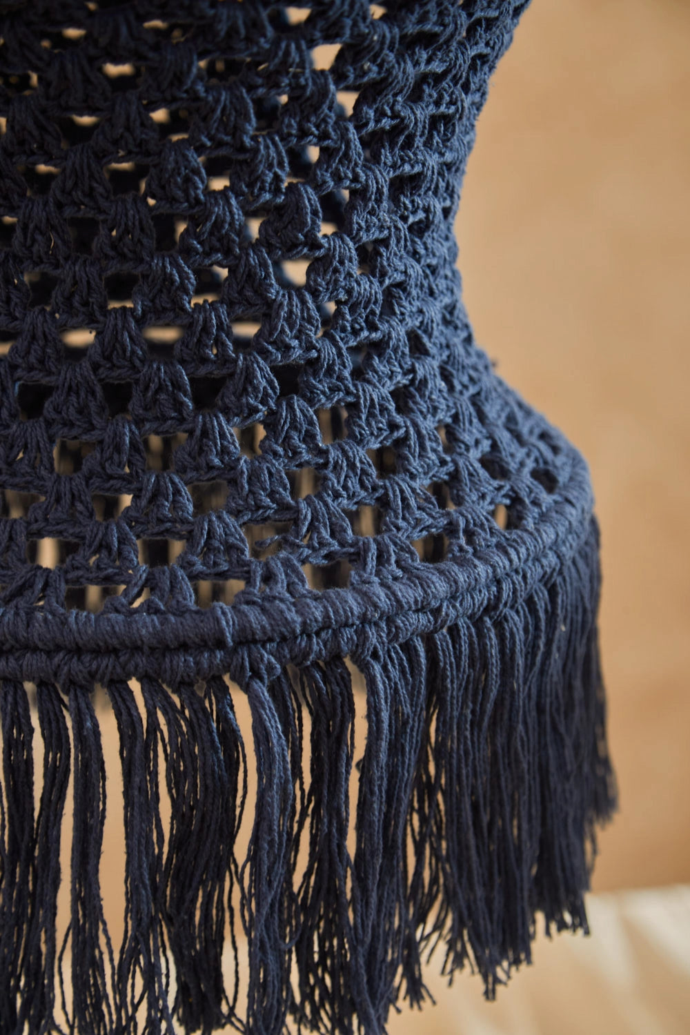 Pantalla alargada para lámpara de techo de crochet azul Pleko-Calma House