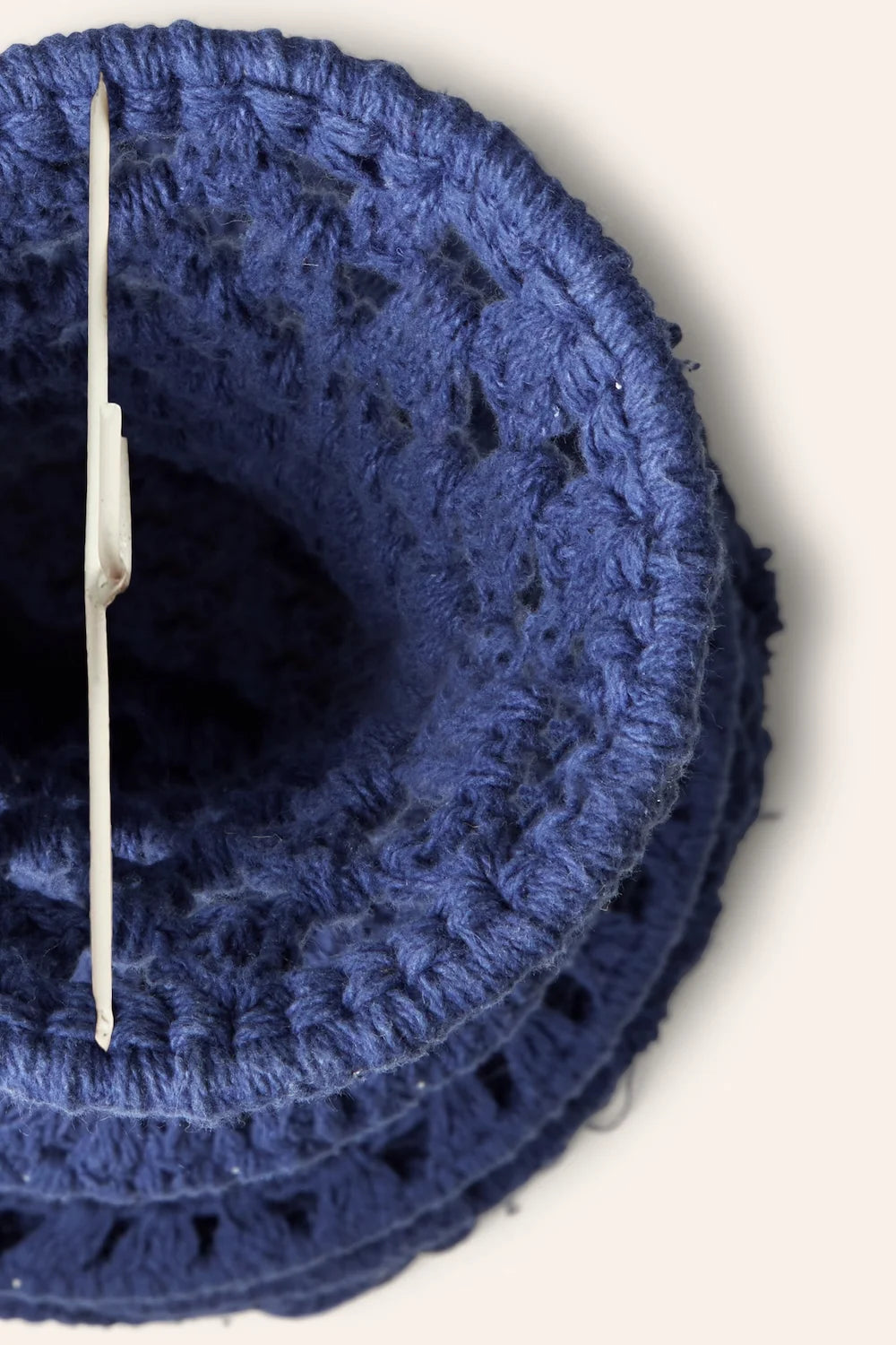 Pantalla alargada para lámpara de techo de crochet azul Pleko-Calma House