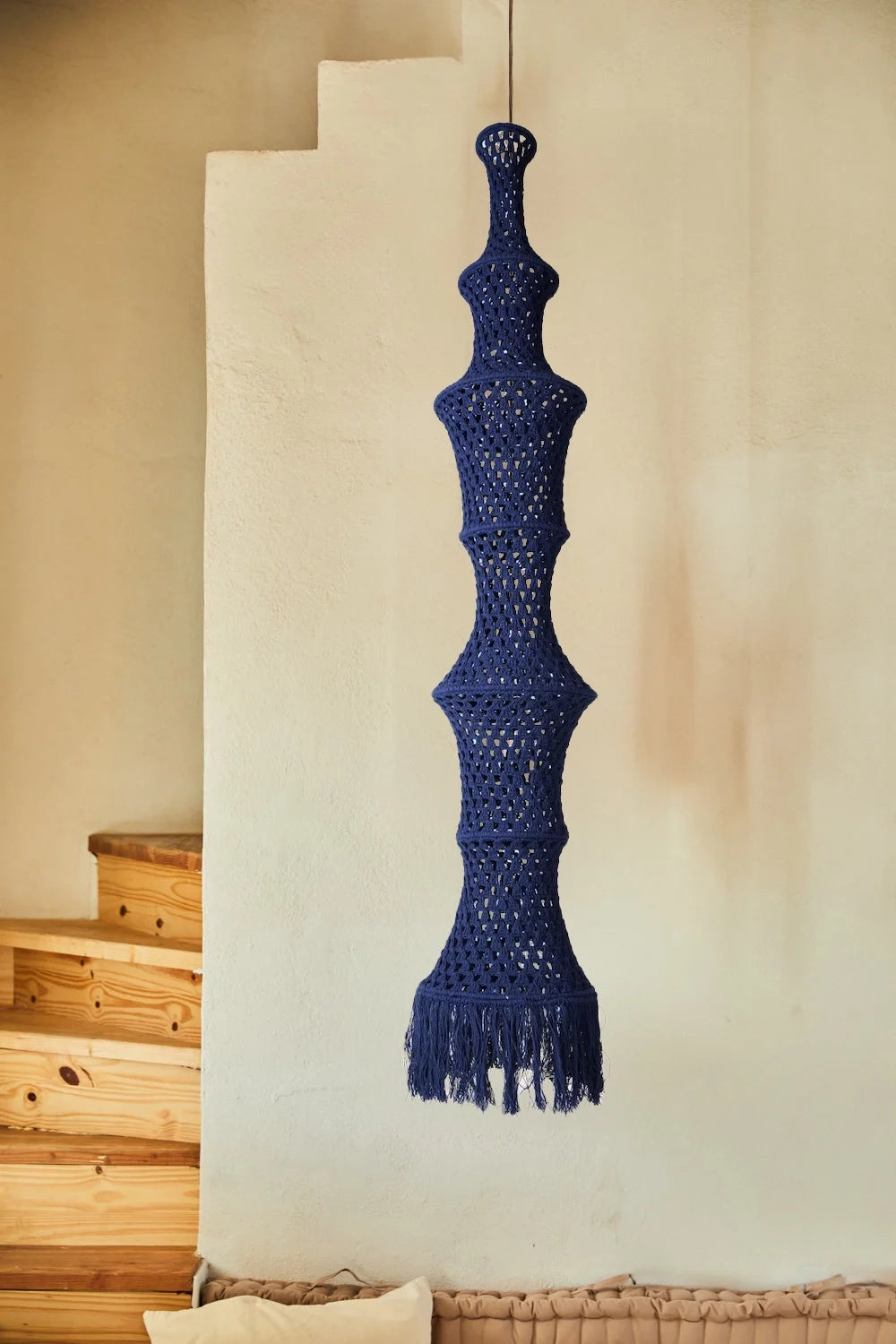 Pantalla alargada para lámpara de techo de crochet azul Pleko-Calma House