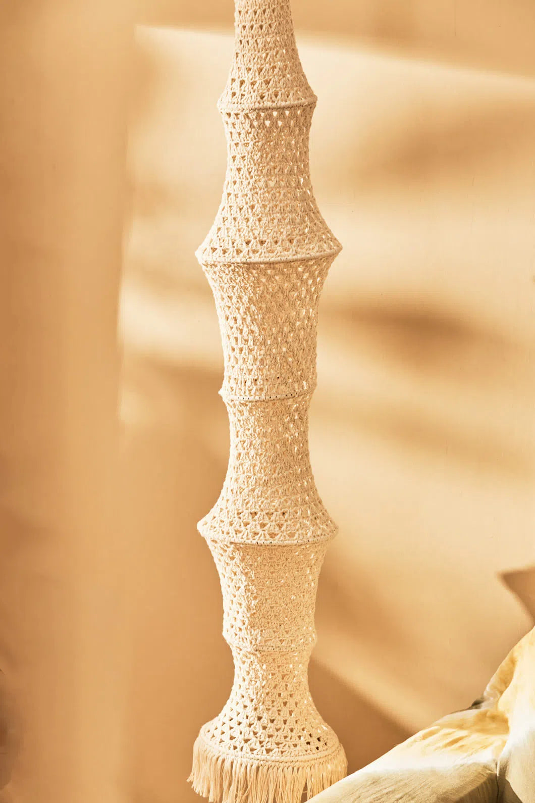 Pantalla alargada para lámpara de techo de crochet cruda Pleko-Calma House