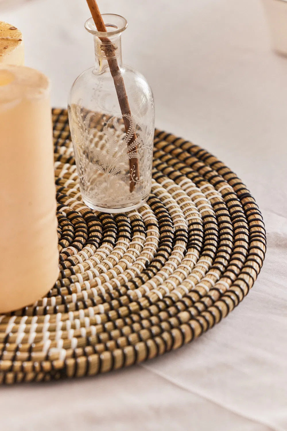 Plato decorativo de junco de mar Amiyad-Calma House