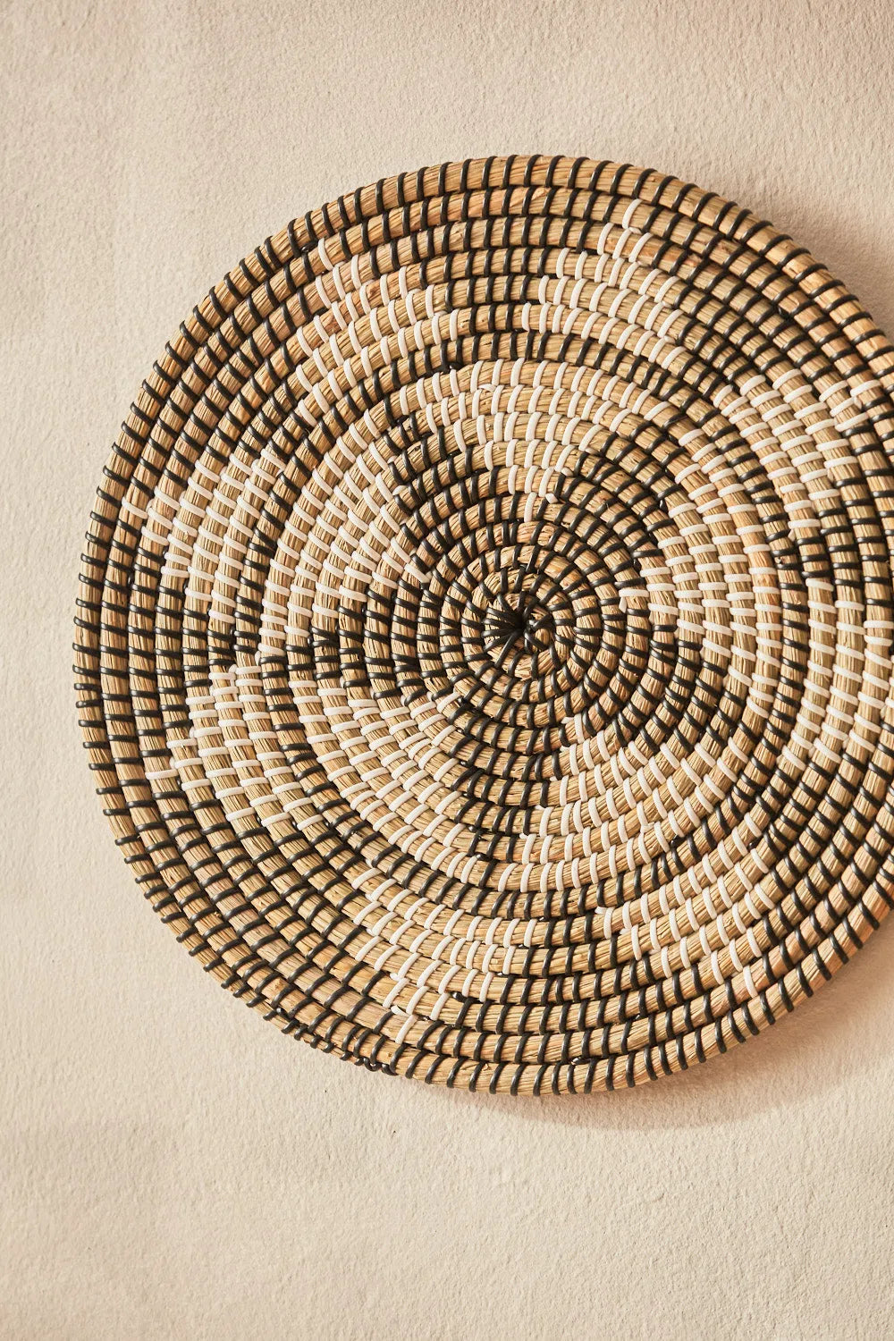 Plato decorativo de junco de mar Amiyad-Calma House