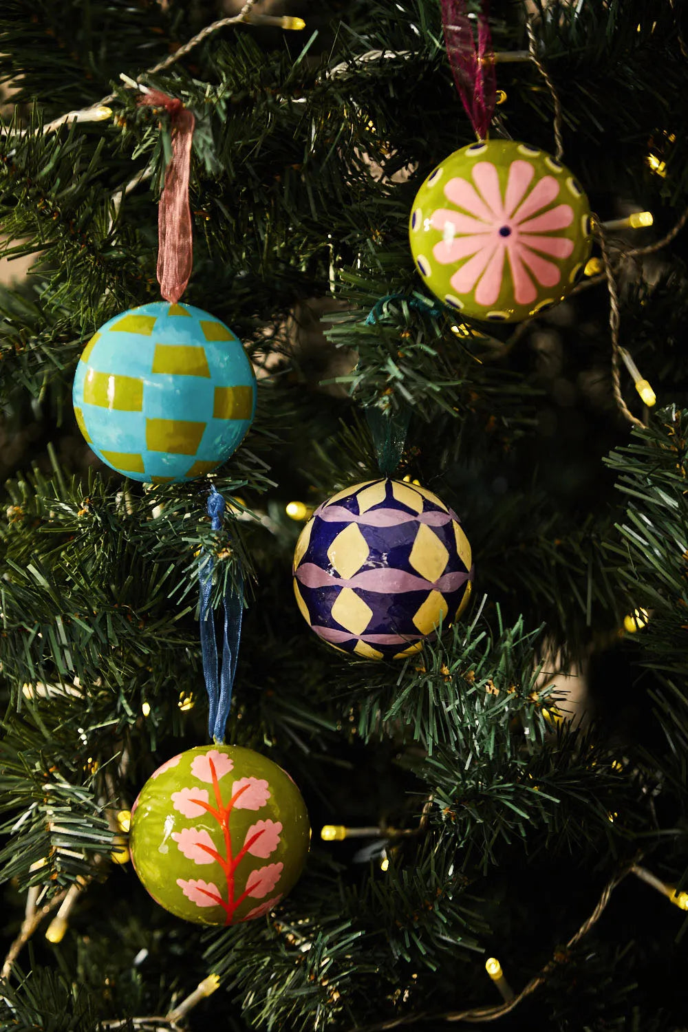 Surtido de 4 bolas de navidad pintadas a mano en verde Mery-Calma House