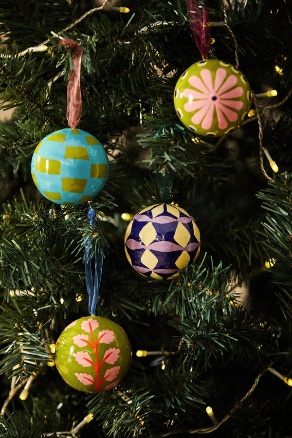 Surtido de 4 bolas de navidad pintadas a mano en verde Mery-Calma House